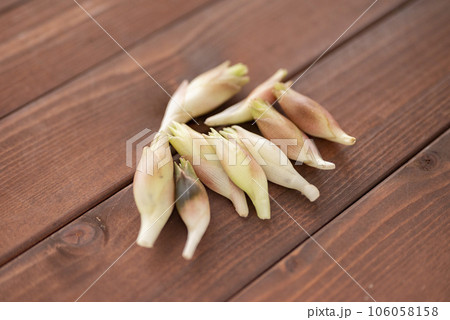 木製のテーブルの上に置かれたミョウガ 木製のテーブルの上に置かれたミョウガ 106058158