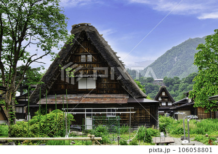 岐阜県　白川郷合掌造り集落　合掌造り民家　世界遺産 106058801