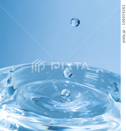 水しぶきのアクションショット 106059262
