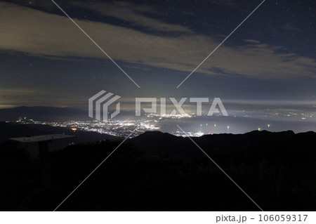 笹ヶ峰山頂からの西条市(旧丹原町)の夜景 106059317