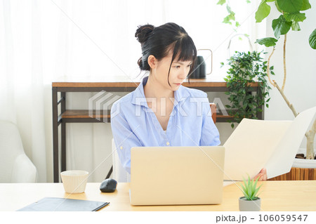 テレワークをする女性 106059547