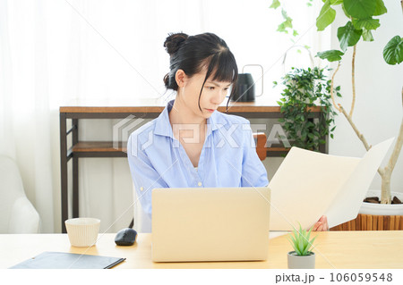 テレワークをする女性 106059548