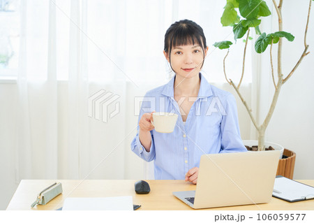 テレワークをする女性 106059577