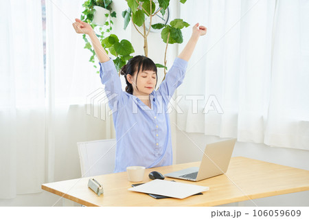 テレワークをする女性 106059609