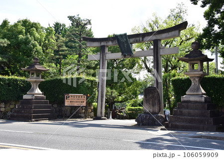 伏見区　御香宮神社の駐車場入口 106059909