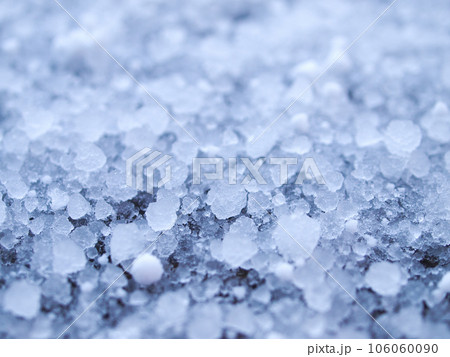 一面に積もった白い氷の粒 雹 一面に積もった白い氷の粒 雹 106060090
