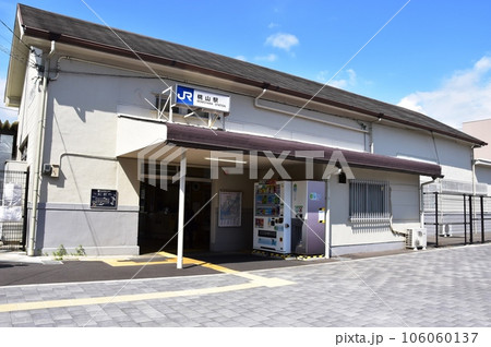 伏見区 JR奈良線の桃山駅と青空 伏見区 JR奈良線の桃山駅と青空 106060137