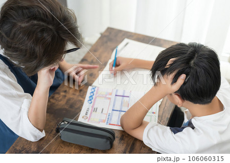 勉強について教える様子 イライラする親子 勉強について教える様子 イライラする親子 106060315