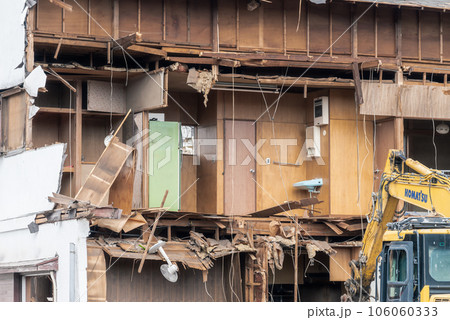 老朽化した木造家屋を解体する重機 老朽化した木造家屋を解体する重機 106060333
