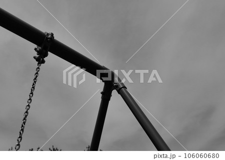 公園のブランコの上部と空（モノクロ） 106060680
