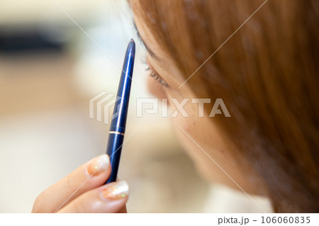 ドレッサーの前でお化粧をしている若い女性 106060835