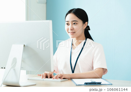 パソコン作業をする医療系女性スタッフ パソコン作業をする医療系女性スタッフ 106061144