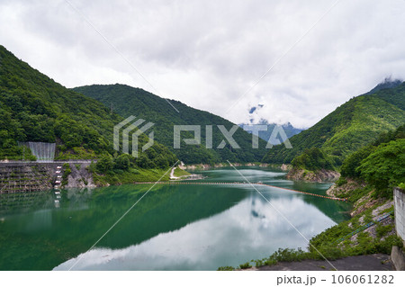 長野県伊那市 大町ダムからの龍神湖 長野県伊那市 大町ダムからの龍神湖 106061282
