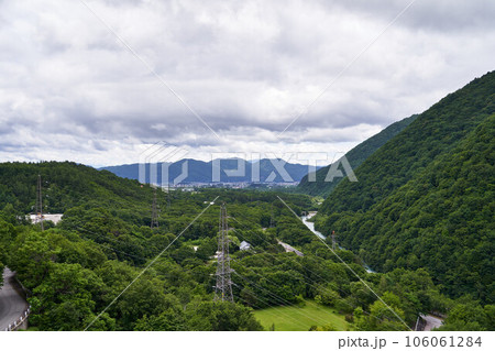 長野県伊那市 大町ダムからの下流の景色 長野県伊那市 大町ダムからの下流の景色 106061284