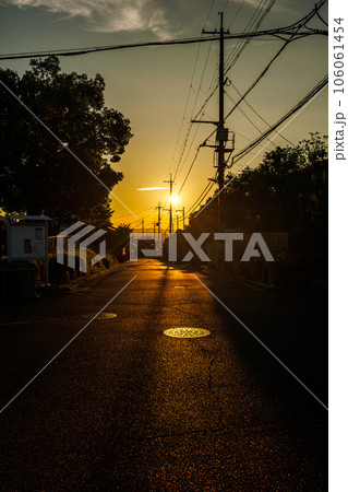 2023夏奈良市住宅街の夕景 住宅街電柱の向こうに沈み行く夕日 2023夏奈良市住宅街の夕景 住宅街電柱の向こうに沈み行く夕日 106061454