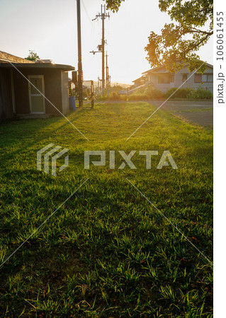 2023夏奈良市住宅街の夕景 公園の向こうで一日の最後の光を放つ太陽と公園に出来た光の筋① 2023夏奈良市住宅街の夕景 公園の向こうで一日の最後の光を放つ太陽と公園に出来た光の筋① 106061455