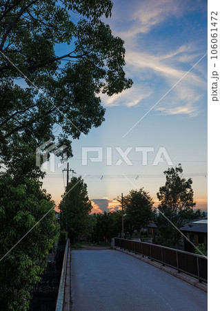 2023夏奈良市住宅街の夕景　遊歩道の橋とその奥に見えた入道雲② 106061472
