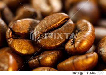 Dark brown roasted coffee is spinning. Coffee product advertising concept. Close up, macro. Selective Focus. 106061589