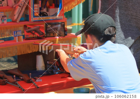 射的　縁日の射的　懐かしい遊び 106062158