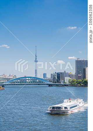 「東京都」隅田川を走る水上バスの都市風景 106062386