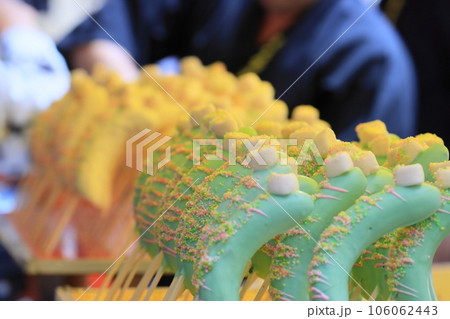 縁日のチョコバナナ カラフルなチョコバナナ 縁日のチョコバナナ カラフルなチョコバナナ 106062443