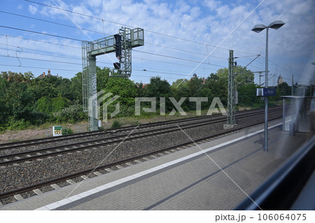 ドイツ鉄道・ドレスデン近郊の車窓風景/ドイツ ドイツ鉄道・ドレスデン近郊の車窓風景/ドイツ 106064075