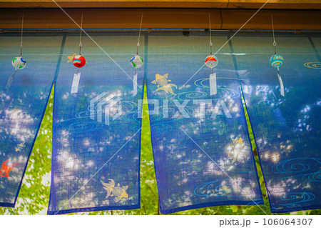 涼し気な青いのれん 涼し気な青いのれん 106064307