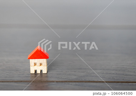 1軒の赤い屋根の小さな木製のおうち 106064500