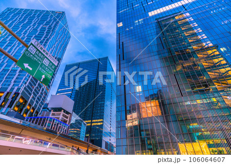 日本の東京都市景観 首都高入口の標識や桜丘口再開発。周囲のビルが映り込みあい新しい都市景観を生み出す 106064607