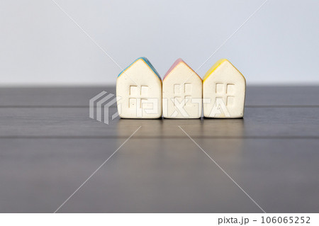 3軒の陶器の小さなかわいいおうち 106065252