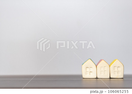 3軒の陶器の小さなかわいいおうち 106065255