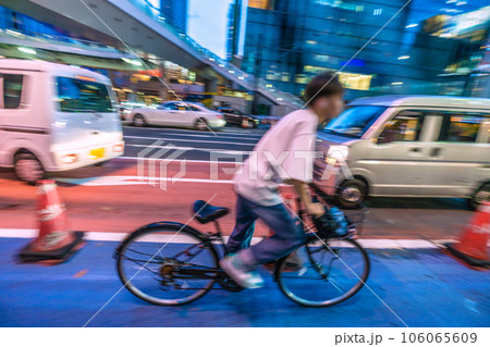 日本の東京都市景観 自転車の危険運転・?????なぜ…前方からは他の自転車が…＝渋谷駅前で 106065609