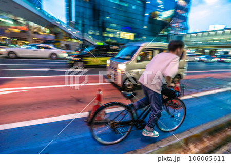 日本の東京都市景観 自転車の危険運転・?????なぜ…前方からは他の自転車が…＝渋谷駅前で 106065611