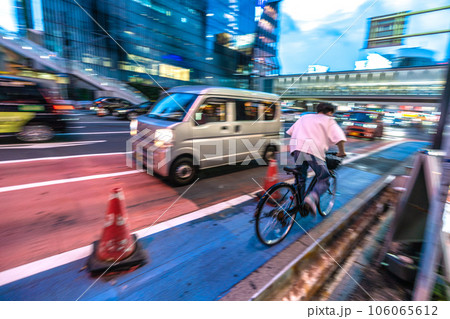 日本の東京都市景観 自転車の危険運転・?????なぜ…前方からは他の自転車が…＝渋谷駅前で 106065612
