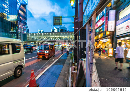 日本の東京都市景観 自転車の危険運転・?????なぜ…前方からは他の自転車が…=渋谷駅前で 日本の東京都市景観 自転車の危険運転・?????なぜ…前方からは他の自転車が…=渋谷駅前で 106065613