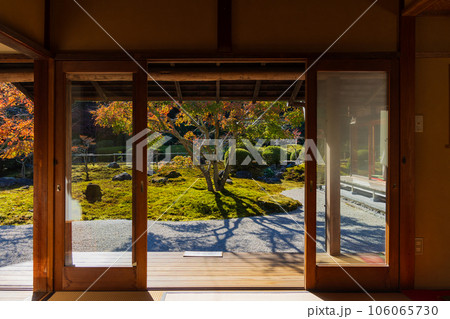 晩秋の古都鎌倉　紅葉の長寿寺　 106065730