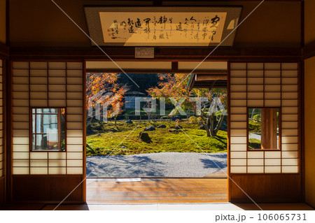 晩秋の古都鎌倉　紅葉の長寿寺 106065731