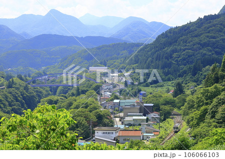 夏の湯野上温泉駅（会津鉄道） 106066103