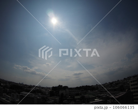 住宅街に縁どられた夏の青空と太陽を超広角で切り取る。大田区山王 106066135