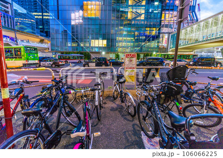日本の東京都市景観 渋谷駅前（渋谷ヒカリエ前）の自転車等放置禁止区域。奥は渋谷スクランブルスクエア 106066225