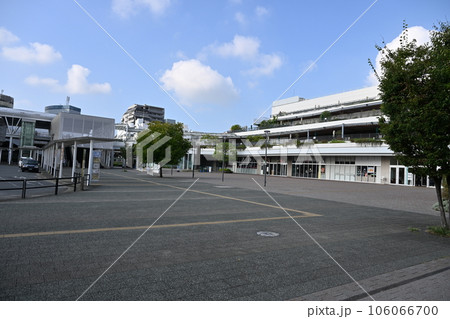 湘南のショッピングモールと公園 106066700