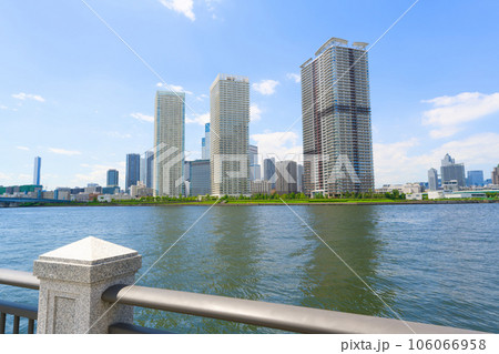 【東京都】8月・青空と晴海のタワーマンション 【東京都】8月・青空と晴海のタワーマンション 106066958
