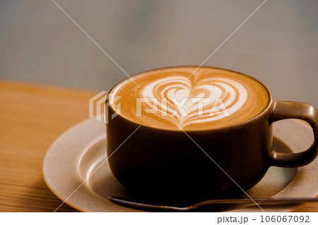 ハートが描かれたラテアート 106067092