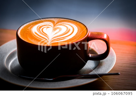 ハートが描かれたラテアート ハートが描かれたラテアート 106067095