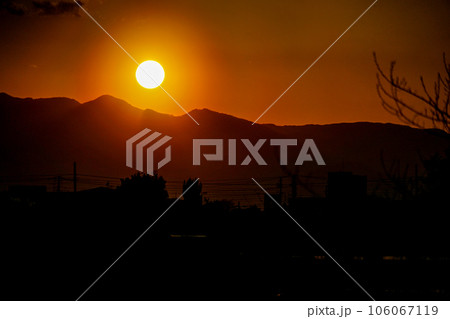 山に沈む太陽 山に沈む太陽 106067119