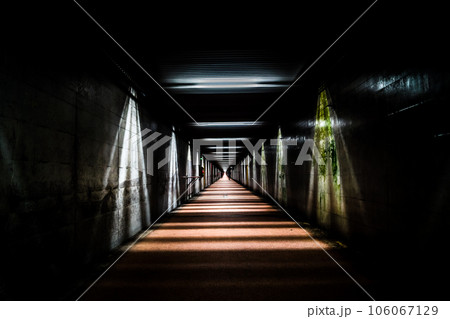 薄暗いトンネルのイメージ 薄暗いトンネルのイメージ 106067129