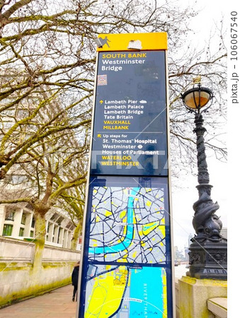イギリス・ロンドン、サウスバンクの遊歩道に立つ道案内のおしゃれな看板 イギリス・ロンドン、サウスバンクの遊歩道に立つ道案内のおしゃれな看板 106067540