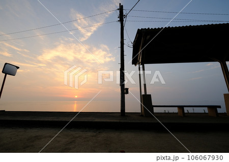 瀬戸内海に沈む夕日が下灘駅を染める 106067930