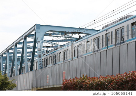 千葉県市川市の江戸川放水路に架かる第二江戸川橋梁を走行する東西線車両 千葉県市川市の江戸川放水路に架かる第二江戸川橋梁を走行する東西線車両 106068141