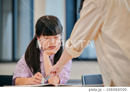 塾で勉強をする小学生の女の子 塾で勉強をする小学生の女の子 106068500